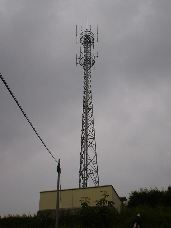 山顶三脚角钢通信塔