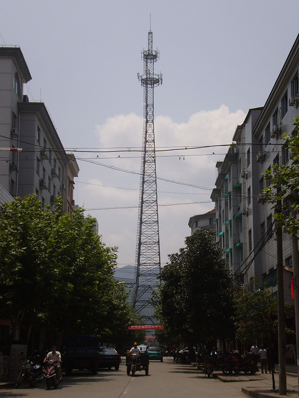 落地角钢通信塔