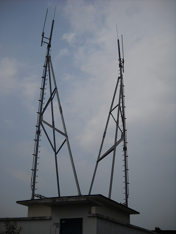 楼顶角钢通信塔